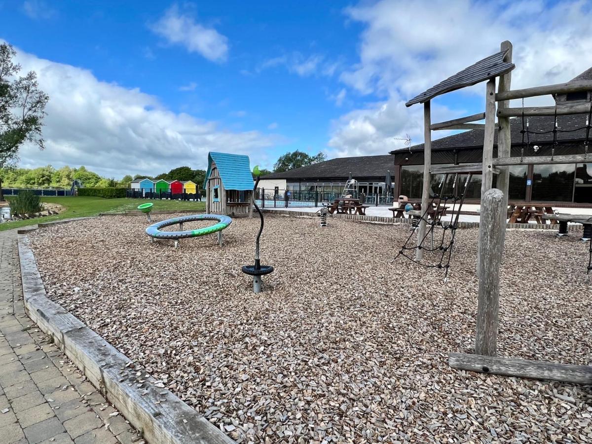 Paws Lodge, Hot Tub, Pet Friendly South Cerney Extérieur photo