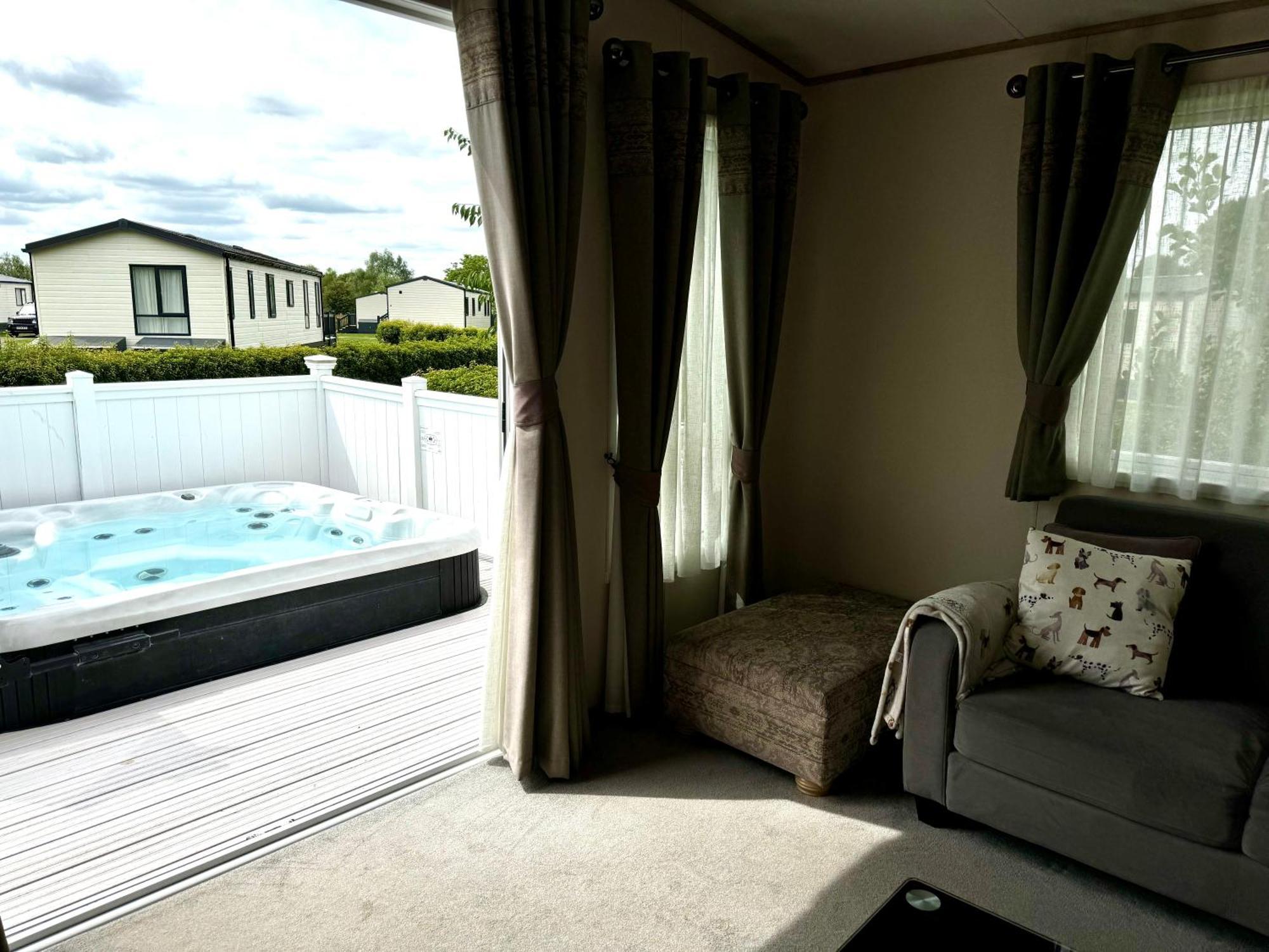 Paws Lodge, Hot Tub, Pet Friendly South Cerney Extérieur photo